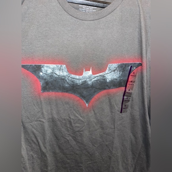 NWT Dark Knight Rises Logo Red Batman Grey Shirt DC Comics Sz XXL T-Shirt - Picture 2 of 6